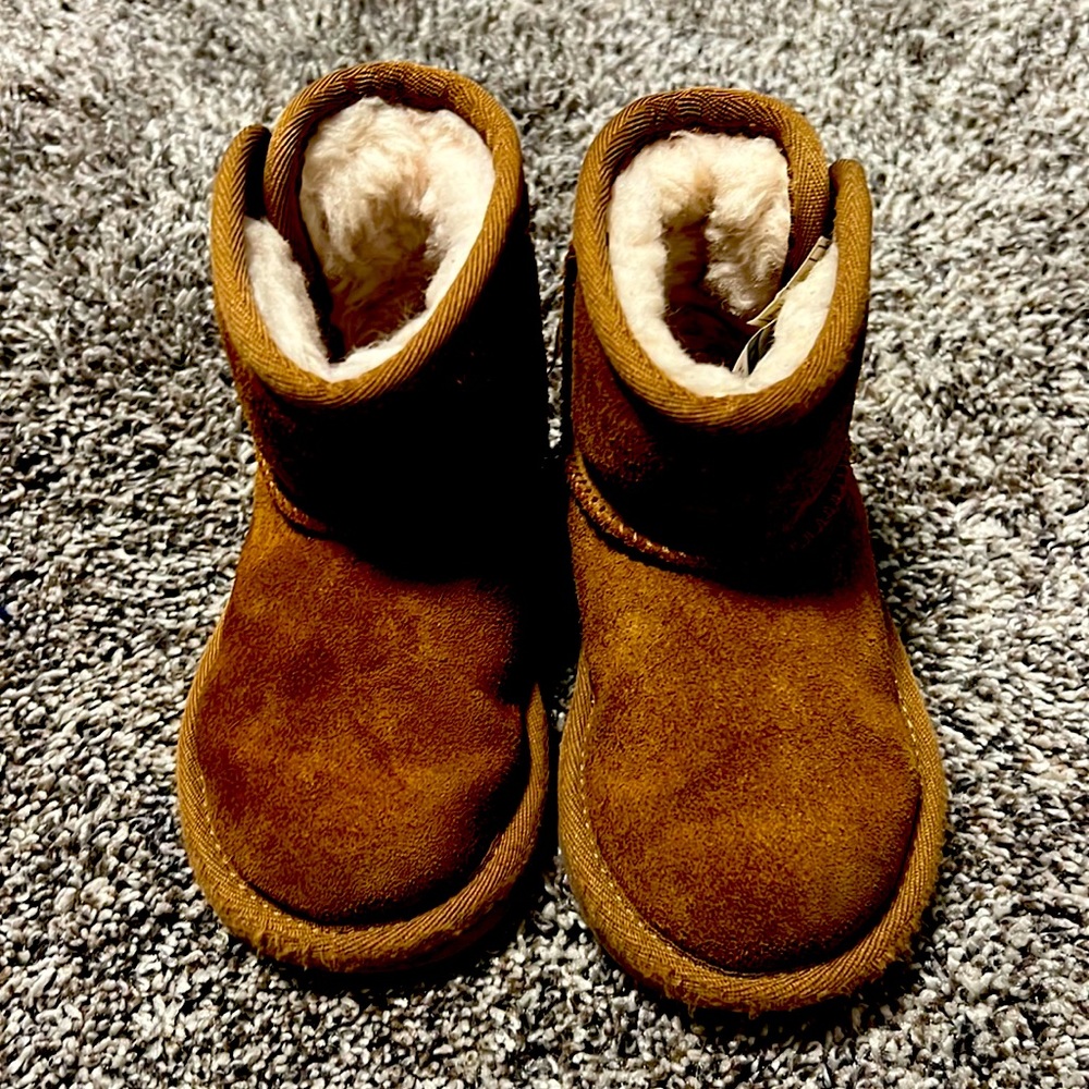 Toddler size 7 Uggs